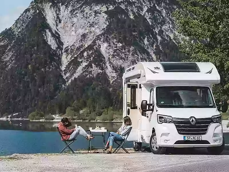 Ahorn Wohnmobil am See