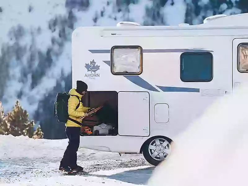 Ahorn Wohnmobil im Schnee